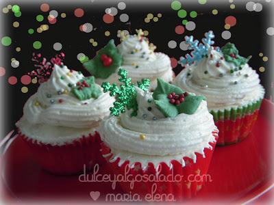 Mini cupcakes de turrón con crema de mantequilla y turrón.