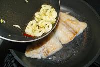 Rodaballo con Refrito de Tomate, Alcaparras y Limon (Al estilo Berasategi) Rodaballo con Refrito de Tomate, Alcaparras y Limon (Al estilo Berasategi)