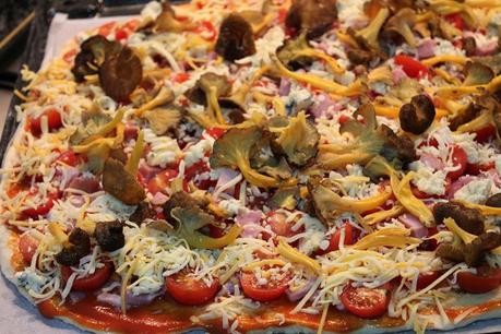 Pizza con bacon, queso azul y tomatitos cherry IMG_9164