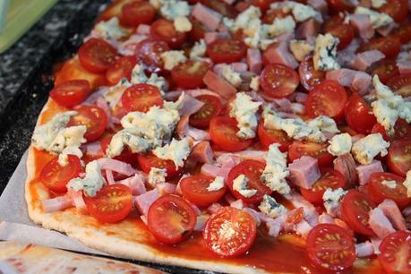 Pizza con bacon, queso azul y tomatitos cherry IMG_9160
