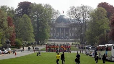 Bus turístico de Bruselas en el Palacio de Laeken