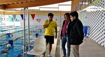 La piscina de Galapagar estrena silla elevadora para personas con movilidad reducida