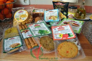 Espagueti con lombarda y salchicha de tofu