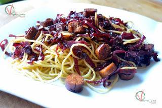 Espagueti con lombarda y salchicha de tofu