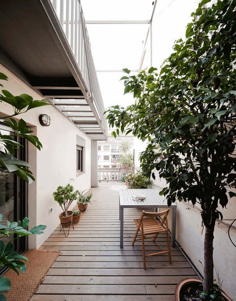 Cozy vintage and modern Minimalism in Barcelona apartment