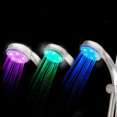 Duchas modernas con  tecnologia  LED