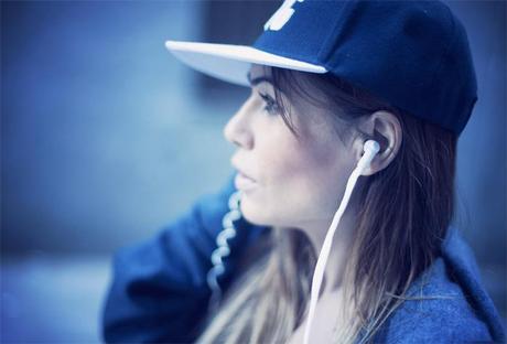 street style barbara crespo music in my sweatshirt headphones fashion blogger outfit