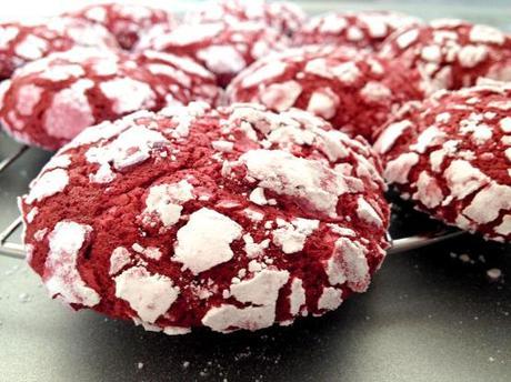 Red Velvet Crinkle Cookies recetas navideñas postres y dulces recetas galletas navidad recetas dulces navidad recetas delikatissen postres para hacer con niños postres fáciles y rápidos galletas fáciles galletas de cacao fáciles galletas crinkle o craqueladas fotos de postres