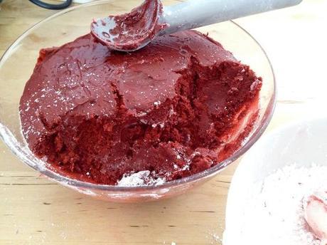 Red Velvet Crinkle Cookies recetas navideñas postres y dulces recetas galletas navidad recetas dulces navidad recetas delikatissen postres para hacer con niños postres fáciles y rápidos galletas fáciles galletas de cacao fáciles galletas crinkle o craqueladas fotos de postres