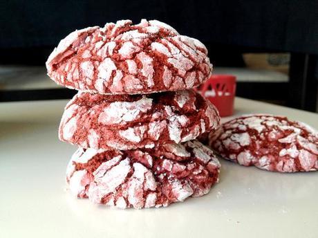 Red Velvet Crinkle Cookies recetas navideñas postres y dulces recetas galletas navidad recetas dulces navidad recetas delikatissen postres para hacer con niños postres fáciles y rápidos galletas fáciles galletas de cacao fáciles galletas crinkle o craqueladas fotos de postres