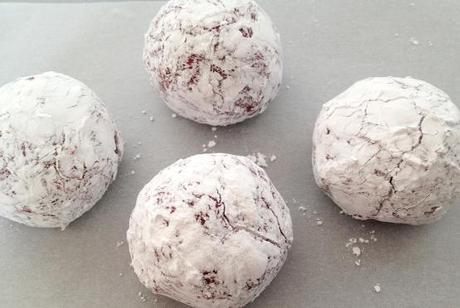 Red Velvet Crinkle Cookies recetas navideñas postres y dulces recetas galletas navidad recetas dulces navidad recetas delikatissen postres para hacer con niños postres fáciles y rápidos galletas fáciles galletas de cacao fáciles galletas crinkle o craqueladas fotos de postres