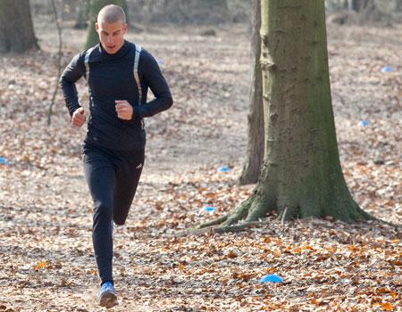 Un deportista exigente cuida de su recuperación tras el ejercicio con Powerade ION4