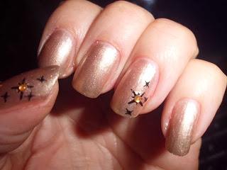 manicura dorada con estrellas