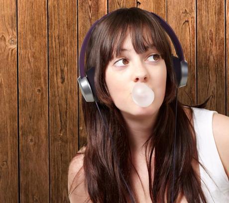 Este mes de diciembre regalamos música para tus oídos chica_chicle_cascos