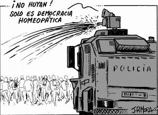 Chorros de agua (no pura) contra basuras y manifestantes.