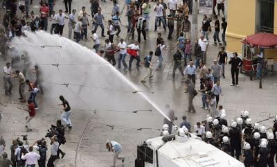 Chorros de agua (no pura) contra basuras y manifestantes.