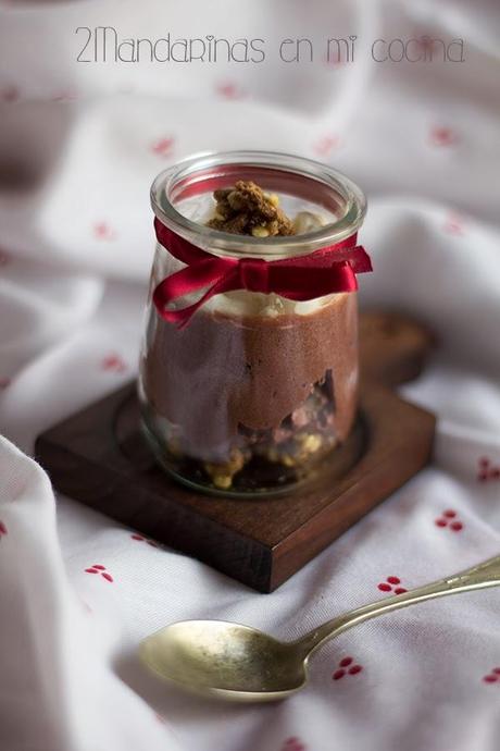 Mousse de chocolate con nata y cereales