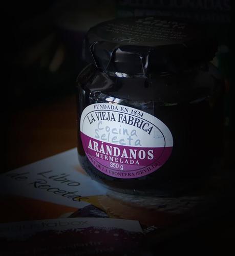 Copa mousse de chocolate con glaseado de mermelada de arándanos