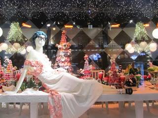 LOS ESCAPARATES ILUMINAN PARÍS.