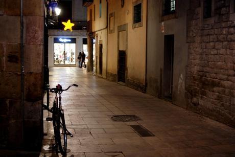 Luces y sombras en Navidad (Barrio gótico, Barcelona, diciembre 2013) LUCES Y SOMBRAS EN NAVIDAD