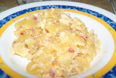 papas rehogadas con huevo y embutidos