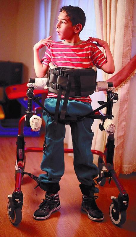Joaquín utiliza una cama con barrotes, una silla para bañarse, andador y silla de ruedas. Pablo Lorente