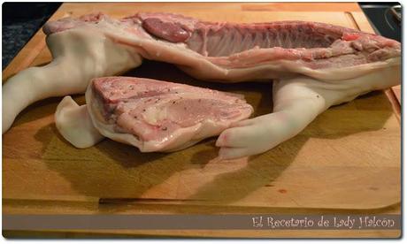 Cochinillo asado al estilo segoviano y puré de calabaza y manzana dulce con frutos secos