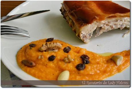 Cochinillo asado al estilo segoviano y puré de calabaza y manzana dulce con frutos secos