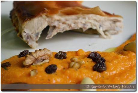 Cochinillo asado al estilo segoviano y puré de calabaza y manzana dulce con frutos secos