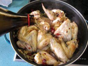 “Buffalo Wings” caseras. (Alitas de pollo en salsa barbacoa)