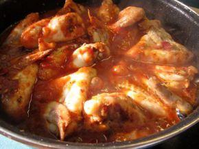 “Buffalo Wings” caseras. (Alitas de pollo en salsa barbacoa)