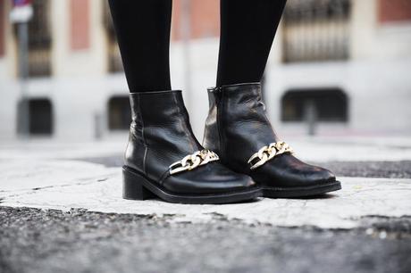 Burgundy_Outfit-Turtleneck_Jumper-Chained_Booties-Outfit-Street_Style-42