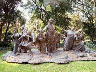 Estatua de saturnalia Jardín botanico de Buenos Aires.