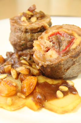 Solomillo de cerdo relleno de jamón ibérico y queso curado con frutos secos en salsa de Pedro Ximènez