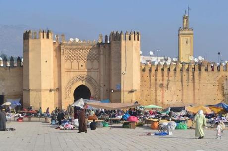Plaza Boujloud con la imponente Bab Chorfa, puerta de ingreso a la kasbah de la medina