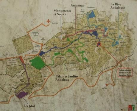 Mapa de Fez con los recorridos típicos (estos carteles están por toda la medina)