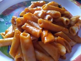 Macarrones estofados con tomate para niños