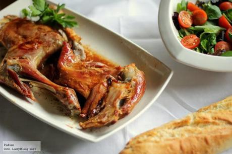 Paletilla de cordero asada con aceite de romero. Receta de Navidad