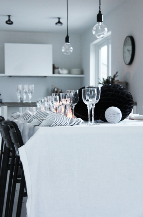 feliz nochebuena feliz navidad estilismo de mesas navideñas decoración nórdica mesa de navidad decoración navideña elementos naturales y blanco decoración navideña blanco crema crudo negro decoración mesa navidad decoración diseño interiores nórdicos blog diseño nordico blog decoración nórdica 