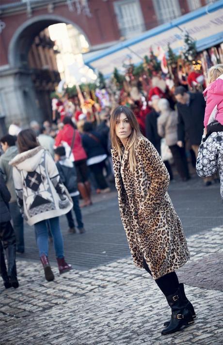 street style barbara crespo xmas time plaza mayor madrid fashion blogger outfit