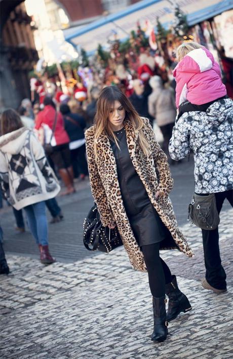 street style barbara crespo xmas time plaza mayor madrid fashion blogger outfit
