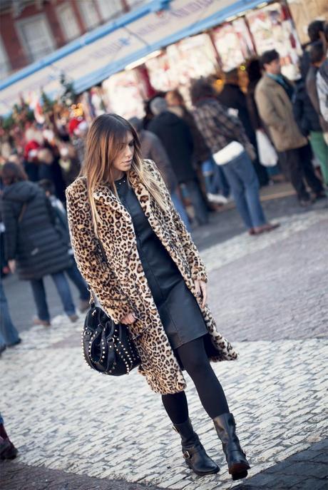 street style barbara crespo xmas time plaza mayor madrid fashion blogger outfit
