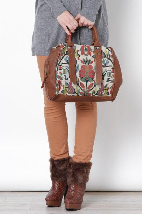 bolso marrón con estampado de tapiceria y doble asa