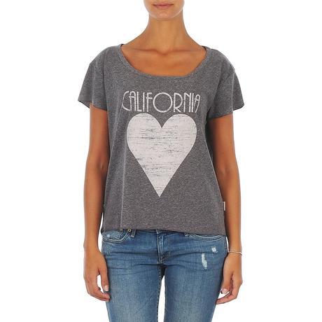 Camiseta gris con corazon blanco