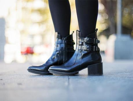 street style barbara crespo poncho in black hat zara booties outfitfashion blogger madrid