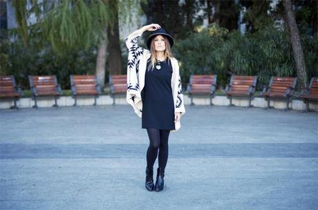 street style barbara crespo poncho in black hat zara booties outfitfashion blogger madrid