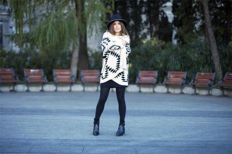 street style barbara crespo poncho in black hat zara booties outfitfashion blogger madrid