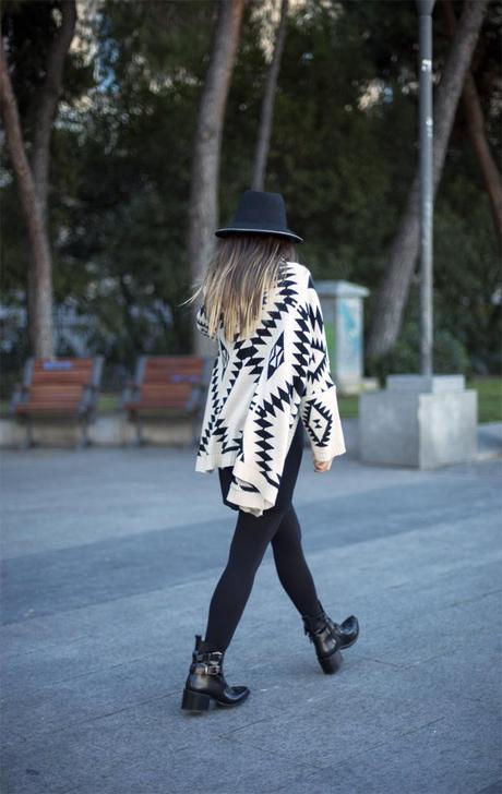 street style barbara crespo poncho in black hat zara booties outfitfashion blogger madrid