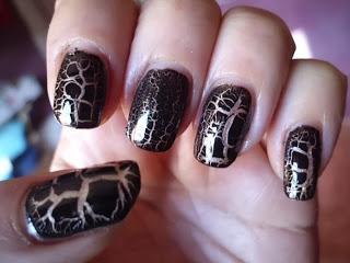manicura craquelada negra