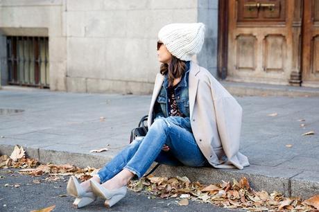 Beanie-Ripped_Jeans-Oversize_Coat-Outfit-Street_Style-11